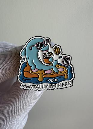 Пін значок металевий брошка дельфін на відпочинку «mentally i’m here» – емалевий значок із коктейлем