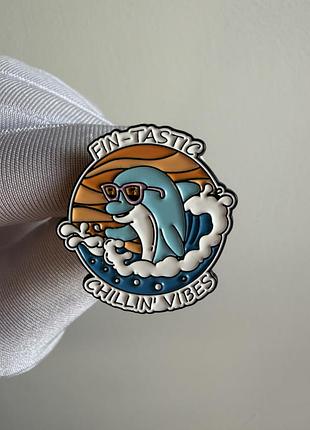 Пін значок металевий брошка дельфін «fin-tastic chillin’ vibes» – емалевий значок із серфінгом та заходом сонця