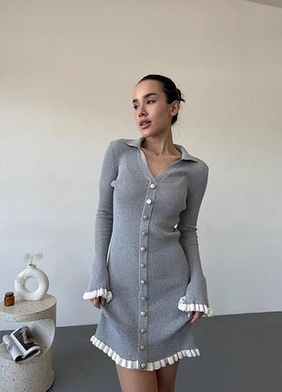 Короткое приталенное платье фактурной вязки декорированное пуговицами с рюшами с воротником