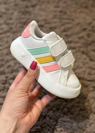 Оригінальні дитячі білі кросівки adidas 23 розмір (14 см устілка) б/в