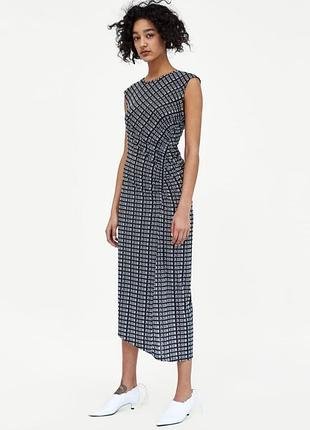 Красивое платье из капсульной коллекции бренда zara с принтом-логотип 🖤🤍