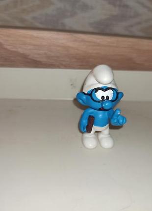Коллекционная фигурка schleich смурфик "умника" (brainy smurf) в черных очках.
