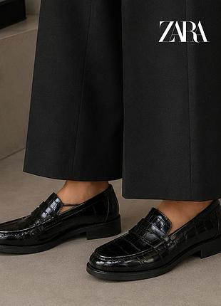 Чорні лаковані зручні лофери під зміїну шкіру zara 36