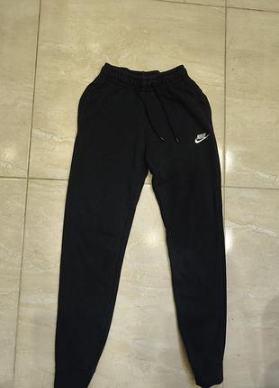 Спортивные штаны от бренда nike