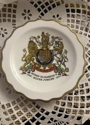 Пам'ятна тарілка royal stafford bone china, випущена до срібного ювілею королеви єлизавети ii у 1977 році.