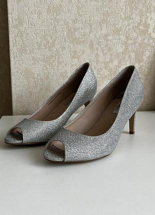 Сріблясті туфлі на підборах dorothy perkins