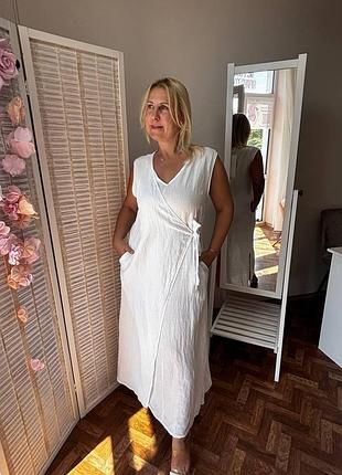 Жіноча італійська однотонна сукня оверсайз на запах. біла. льон. one size