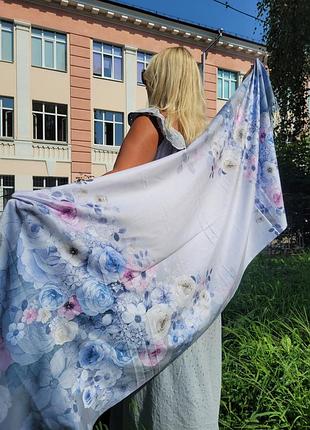 Жіночий шарф палантин з бахромою. квіти троянди. сірий градієнт. віскоза. 180х70 см