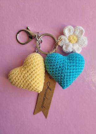 Брелок ручной работы патриотические сердца. handmade. вязаный. желтый, голубой. 10 см