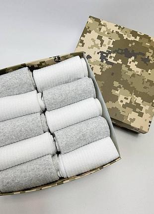 Набір чоловічих високих шкарпеток в рубчик на 10 пар 41-45 у подарунковій коробці