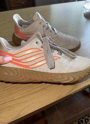 Кросівки жіночі adidas sobakov w, 100% оригінал.  замшевий верх, зручна посадка, гумова підошва. підійдуть для повсякденного носіння. стан хороший.