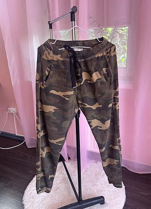 Камуфляжні спортивні штани bershka