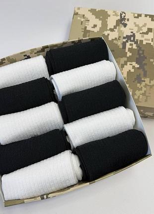 Набір чоловічих високих шкарпеток в рубчик на 10 пар 41-45 у подарунковій коробці