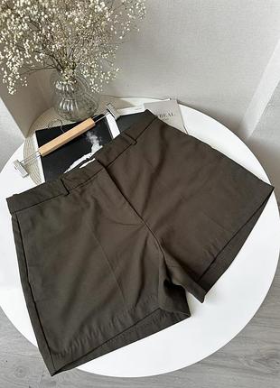 Короткі класичні брючні шортики хакі h&m