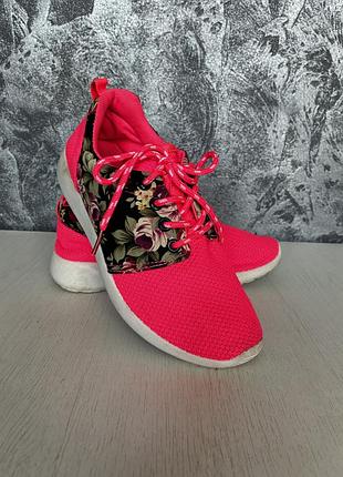 Яскраві кросівки nike для дівчинки, розмір 36