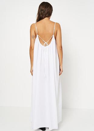 Белое хлопковое платье-сарафан длины макси свободного кроя от бренда h&amp;m.