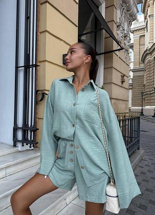 Легкий женский льняной костюм с шортами