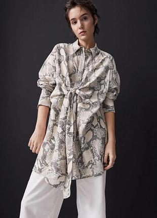 Подовжена сорочка або сукня-туніка бренду h&m із бежевим зміїним принтом та зав'язкою на талії.