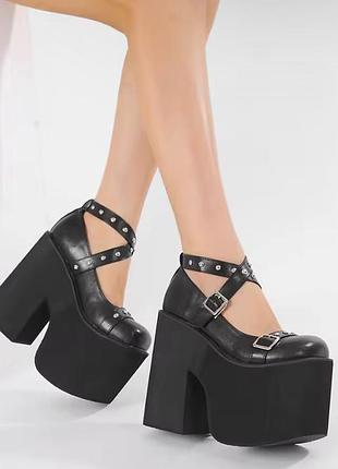 Каблуки y2k туфлі demonia на масивній платформі dollskill