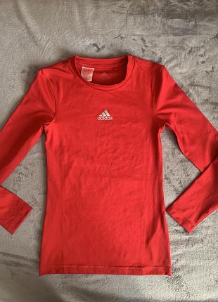 Червоний спортивний лонгслів — модель adidas techfit compression.