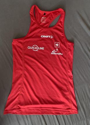 Червона спортивна майка craft rush singlet з логотипом swiss volley та брендингом quickline.