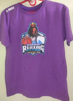 Стильная фирменная фиолетовая футболка бренда ardu с логотипом "zürich rising stars basketball camp".