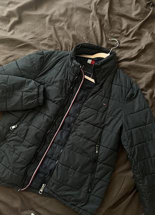 Чудова куртка від tommy hilfiger