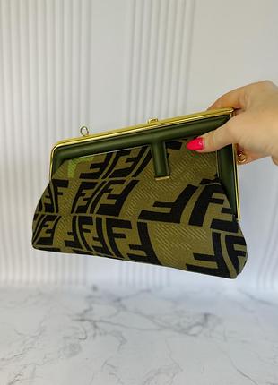 Ефектна сумочка fendi