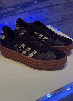 Жіночі кросівки adidas vl court bold коричневого кольору з платформою та леопардовим принтом на смужках.