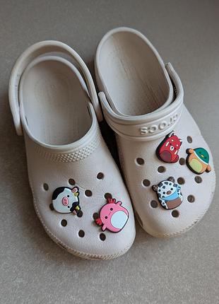 Сабо крокси капці клоги crocs (с 13/30) на дівчинку з джибітсами світло-бежеві оригін.