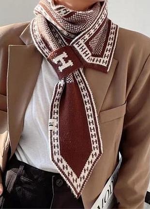 Коричнево-белый вязаный hermes шарф имеет удобную петлю для фиксации.