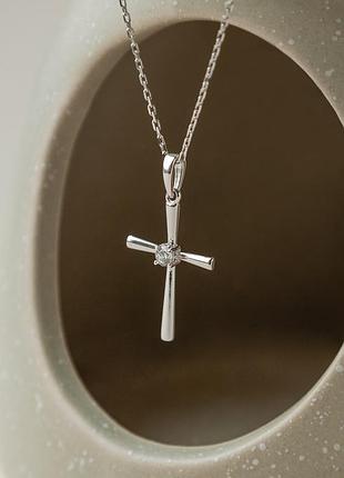 Хрестик срібний з одним білим фіанітом посередині