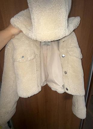 Укорочена шубка з капюшоном pull&bear