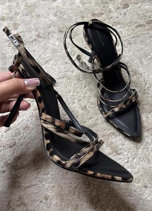 Босоніжки prettylittlething