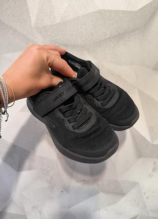 🔥 чорні кросівки skechers (унісекс)
розмір 30, стан ідеальний 💯
легкі, зручні, підійдуть і хлопчику, і дівчинці
📦 швидка відправка, пишіть 💬