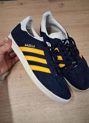 Кросівки чоловічі adidas gazelle сині з жовтими смужками