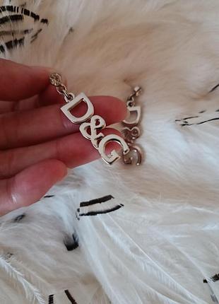 Серьги - это стильный аксессуар от бренда dolce &amp; gabbana, отличающийся логотипом d&amp;g.