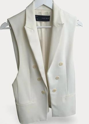Стильний білий двобортний жилет-жакет без рукавів від zara basic collection з класичним лацканами і контрастними ґудзиками.  розмір 36/s/44