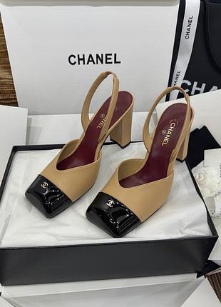 Женские бежевые кожаные туфли chanel с черным лаковым носком на высоком каблуке шанель слингбэки