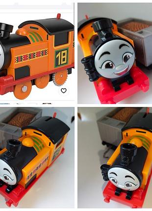 Моторизованный поезд thomas & friends, паравозик ниа из thomas and friends, железнодорожный гудок