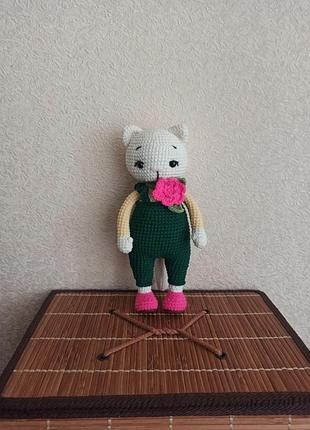 Кошка с цветком, вязаная.