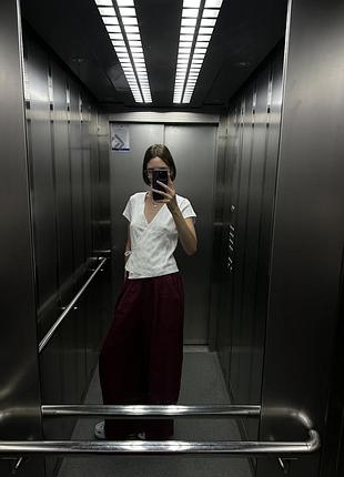 Цікава жіноча футболка на запах білого кольору від levis