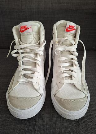 Высокие белые кроссовки оригинал nike blazer mid'77 
размер 40