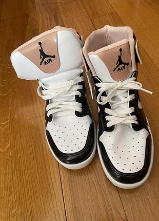 Красовки nike air jordan 1 mid в біло-чорному кольорі з розовими вставками. оригінал.