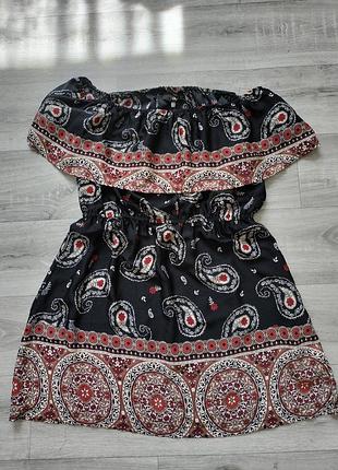 Платье с открытыми плечами от бренда missguided