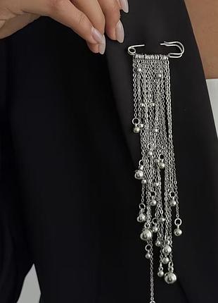 Срібляста брошка на жакет