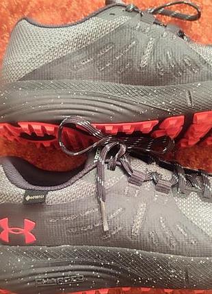 Кроссовки для бега under armour charged bandit trailgtx, отличающиеся водонепроницаемой конструкцией gore-tex.