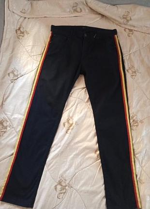 Zara .супер классные,мягкие, очень красивые и приятные стильные джинсы.