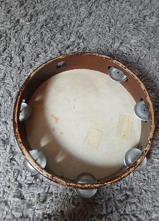 Традиційний дерев'яний бубон (tambourine) з металевими тарілочками, який часто використовується у народній музиці
