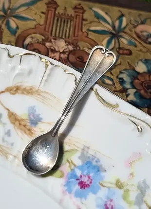 Старинная маленькая серебряная ложечка для подачи соли, перца, горчицы, хрена и т.д.